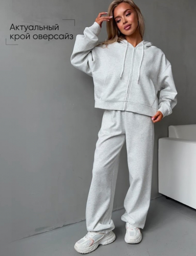 Спортивный костюм: брюки и толстовка на молнии