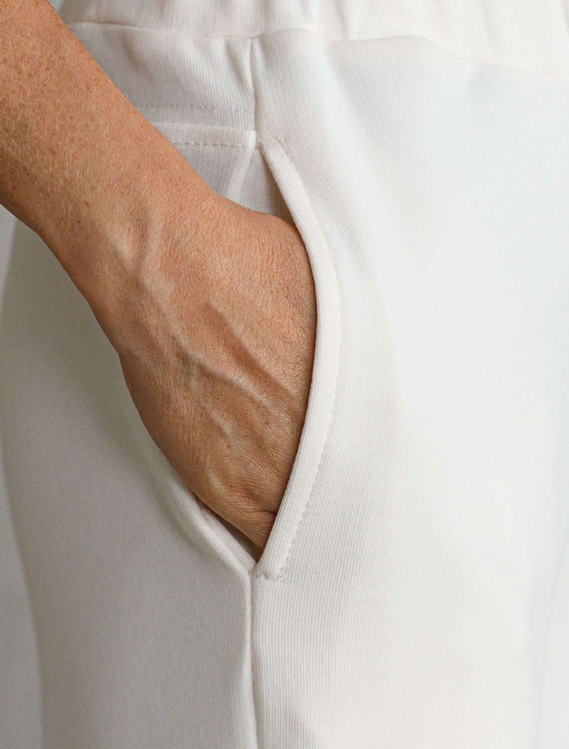 Брюки из петельчатого футера-трехнитки D44.079 молочный