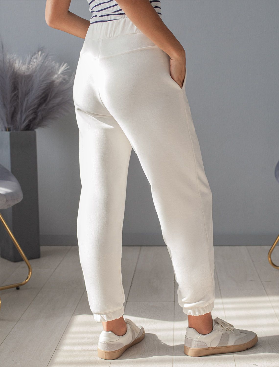 Брюки из петельчатого футера-трехнитки D44.079 молочный