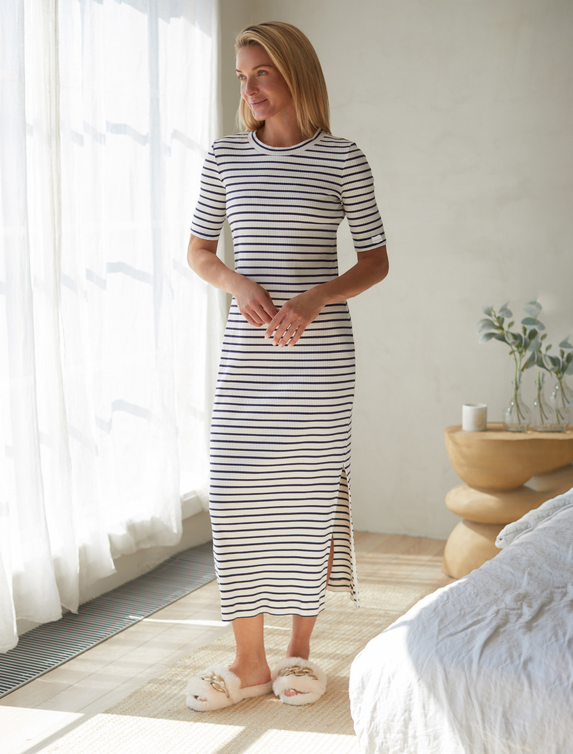 Платье из трикотажа в широкий рубчик с разрезами D42.096 кокосовый-т.синий