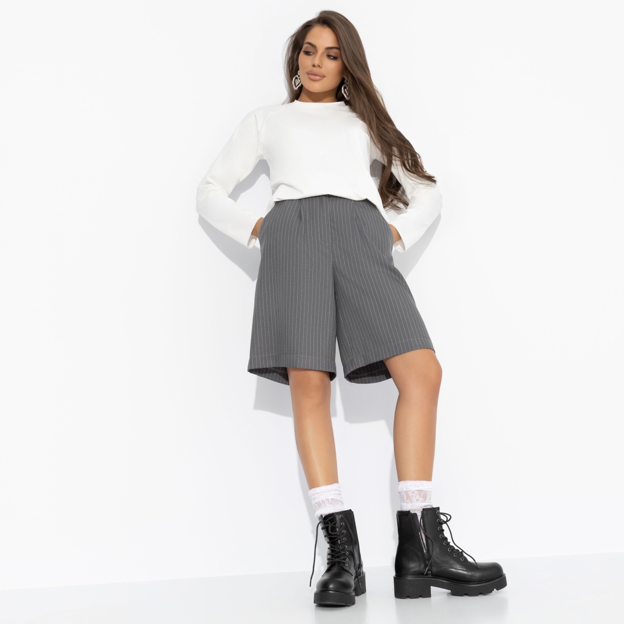 Ст.цена 1290р. Шорты‑бермуды, Чары стиля (полоска) 00000011719 Серый