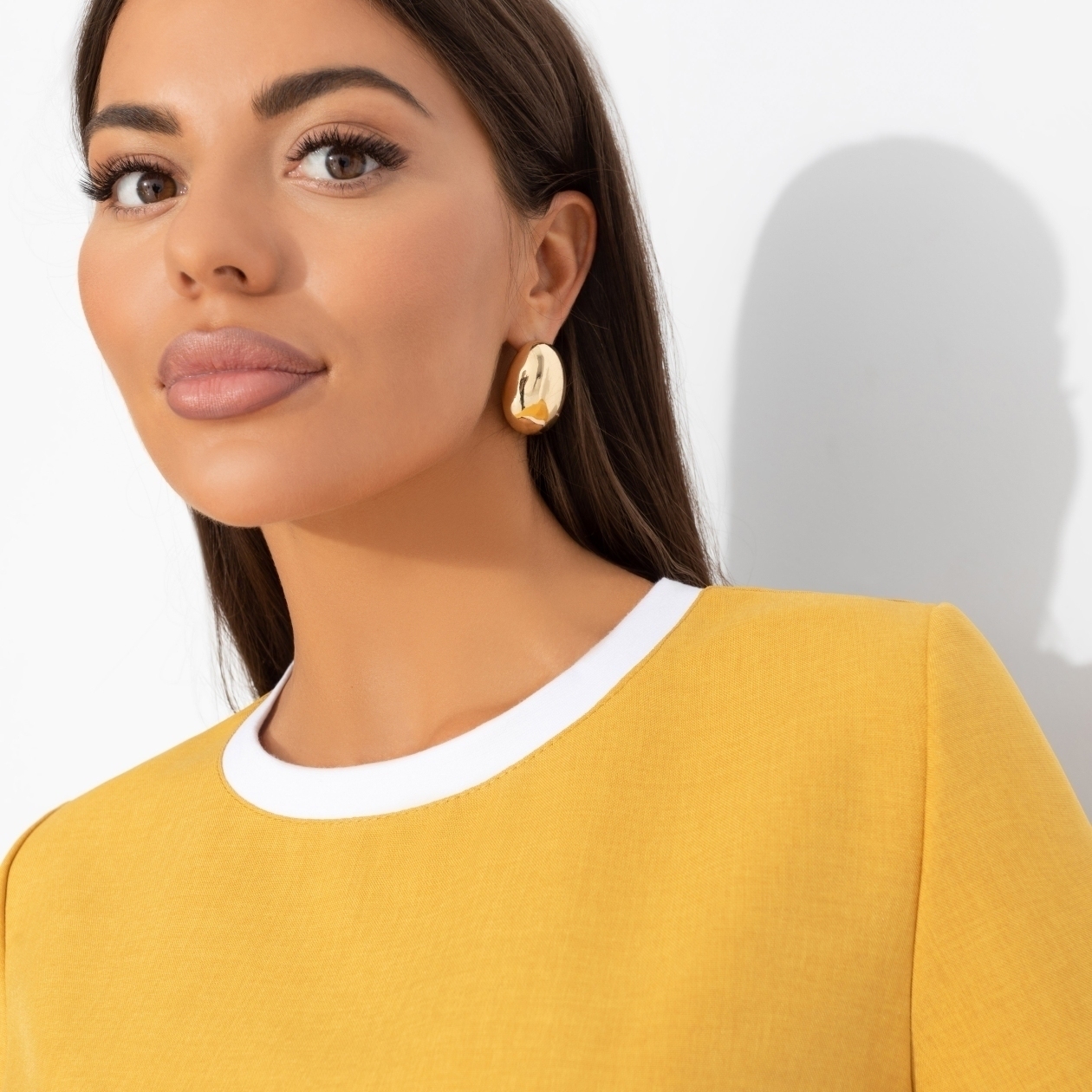 Ст.цена 1390р. Футболка комбинированная с шитьём, Романтика с перчинкой (горчичная) 00000012061 Жёлтый