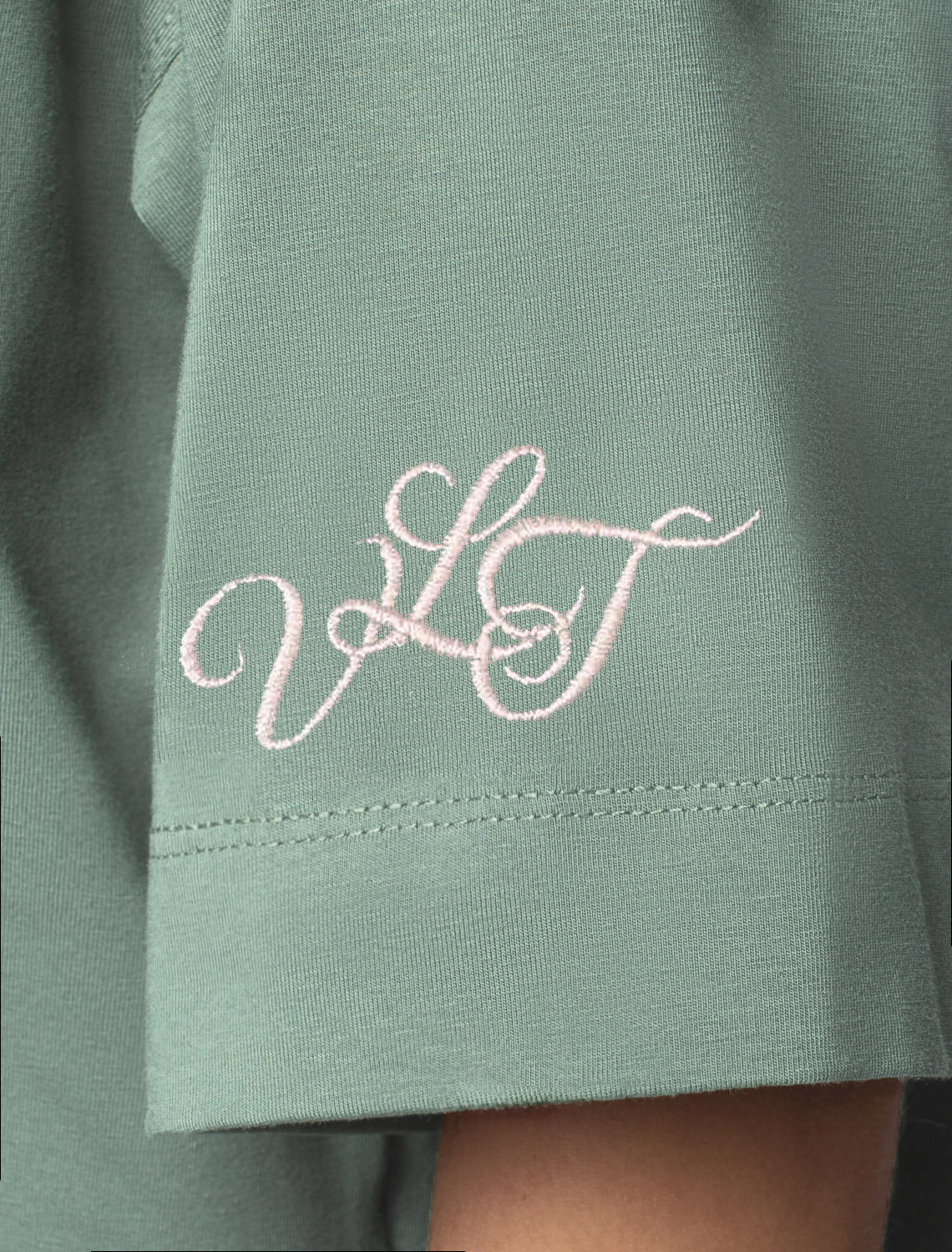 Платье из премиального хлопка с вышивкой на рукаве D42.090 св.оливковый