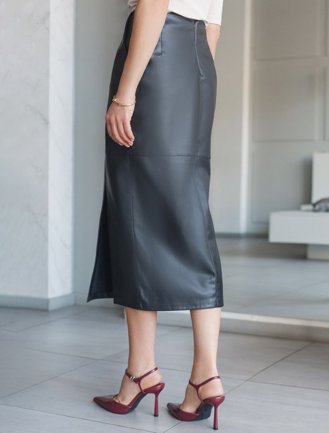 Юбка-карандаш из искусственной кожи D26.184 черный