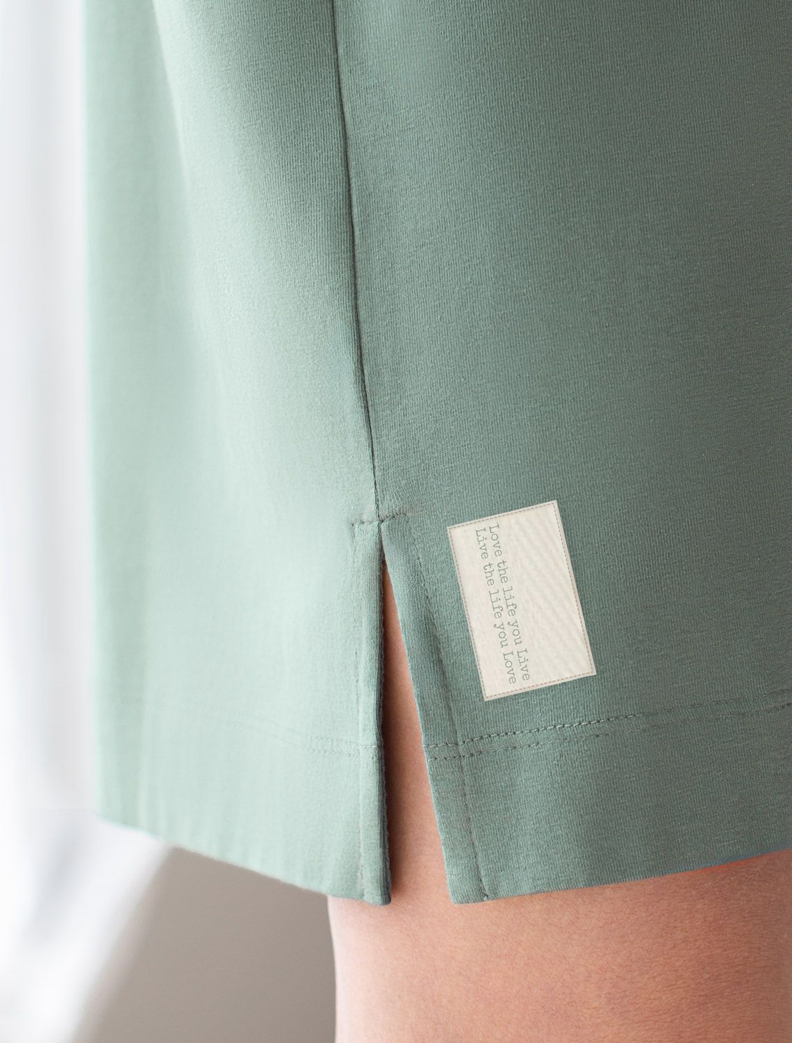 Платье из премиального хлопка с вышивкой на рукаве D42.090 св.оливковый