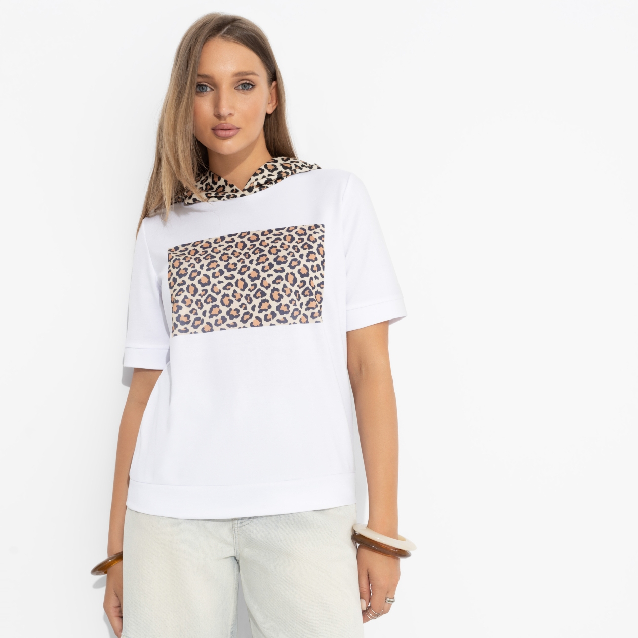 Ст.цена 1390р. Футболка с капюшоном, Увлечена собой (safari) 00000011934 Белый