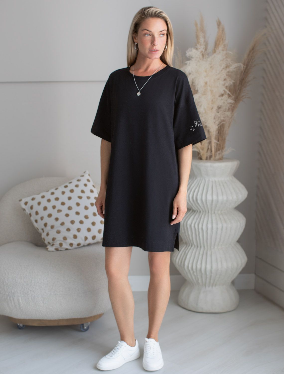 Платье из премиального хлопка с вышивкой на рукаве D42.090 черный