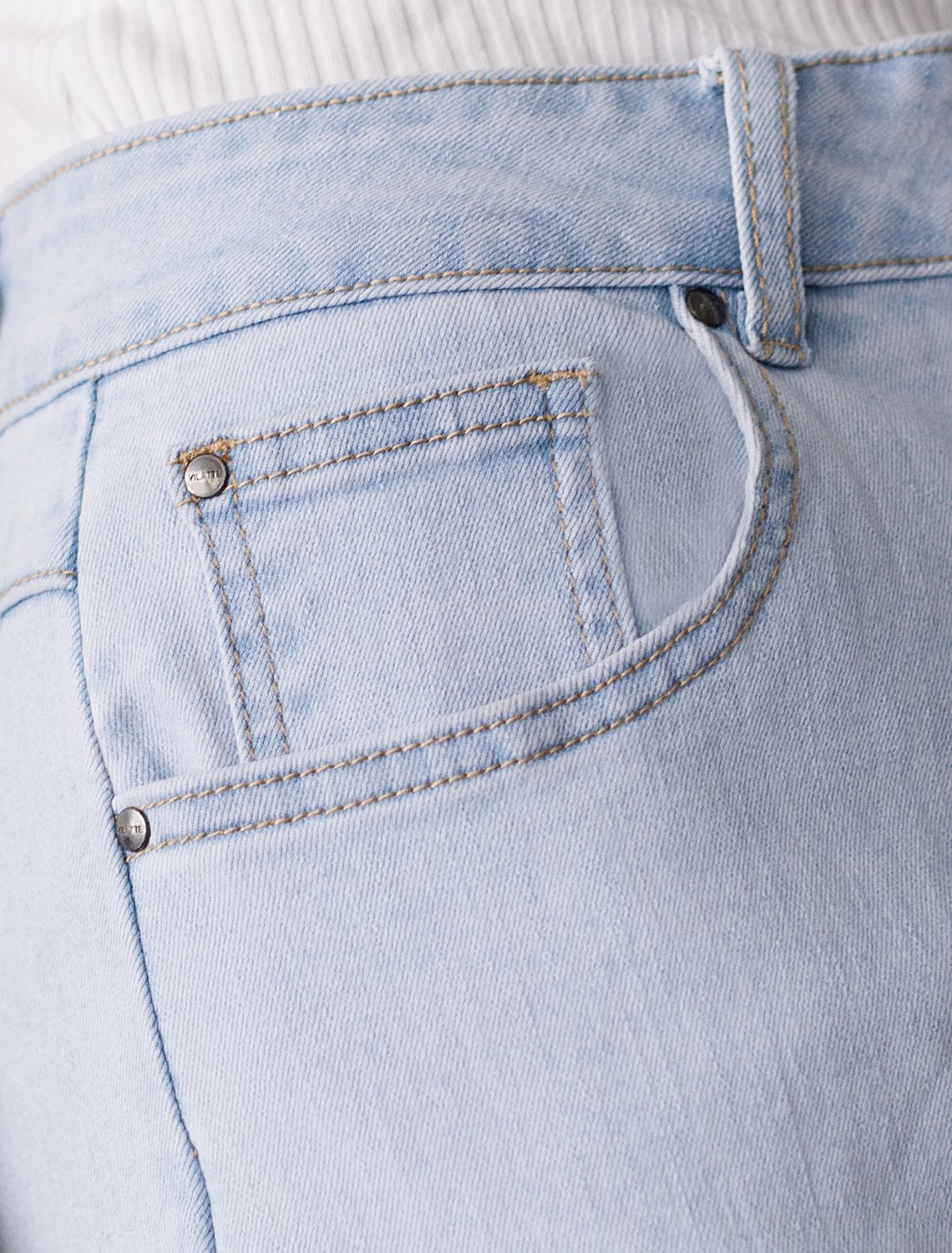 Ст.цена 2690р Джинсы из эластичного денима D54.108 светло-голубой