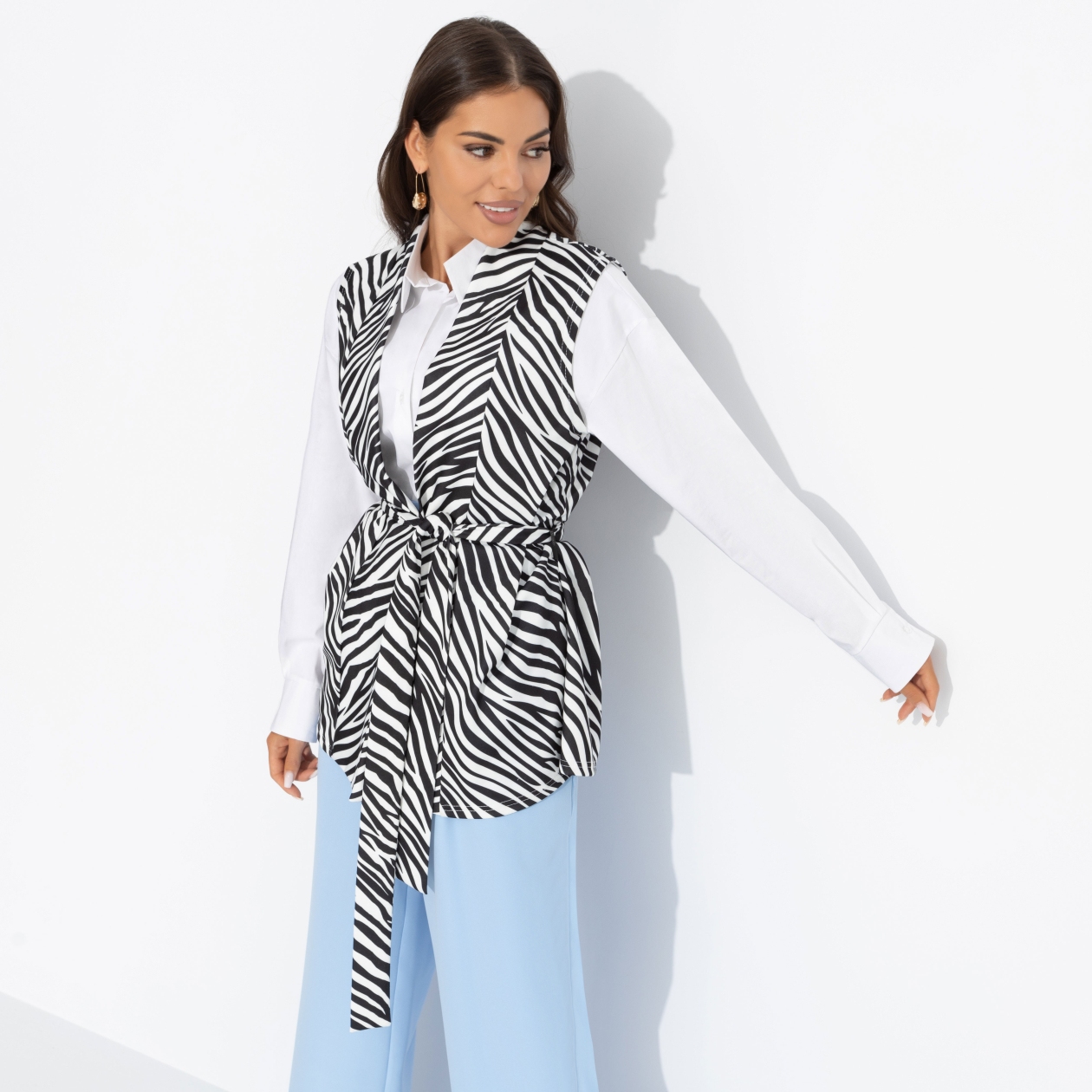 Ст.цена 1650р. Жилет с поясом, Настроена эффектно (монохром) 00000011900 Черный