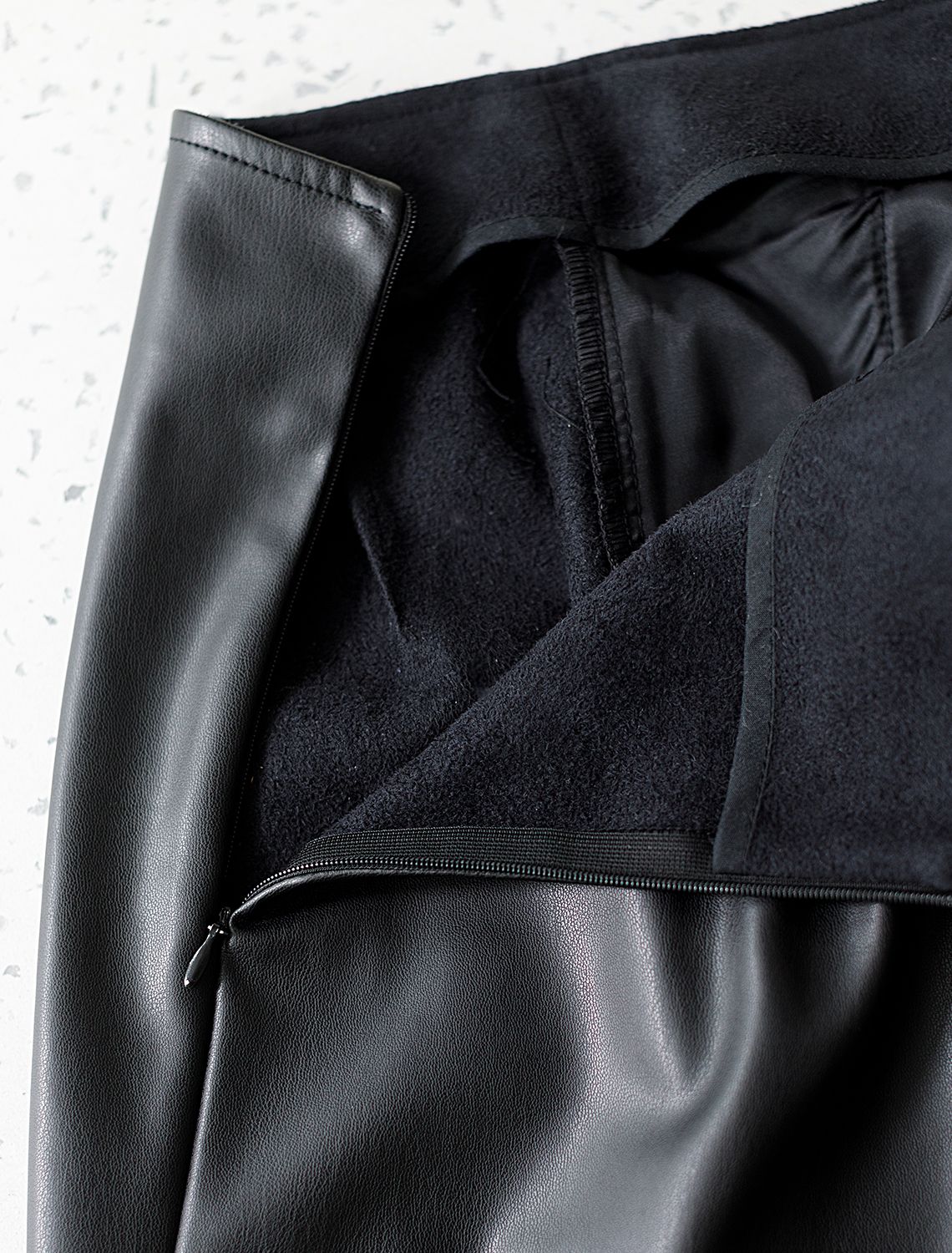 Юбка-карандаш из искусственной кожи D26.184 черный