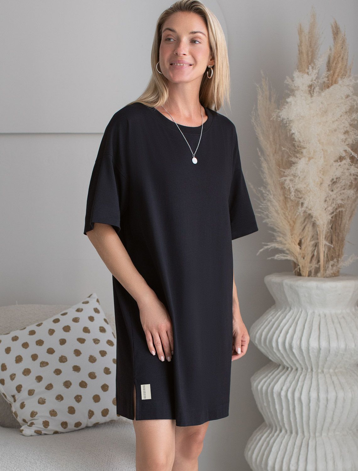 Платье из премиального хлопка с вышивкой на рукаве