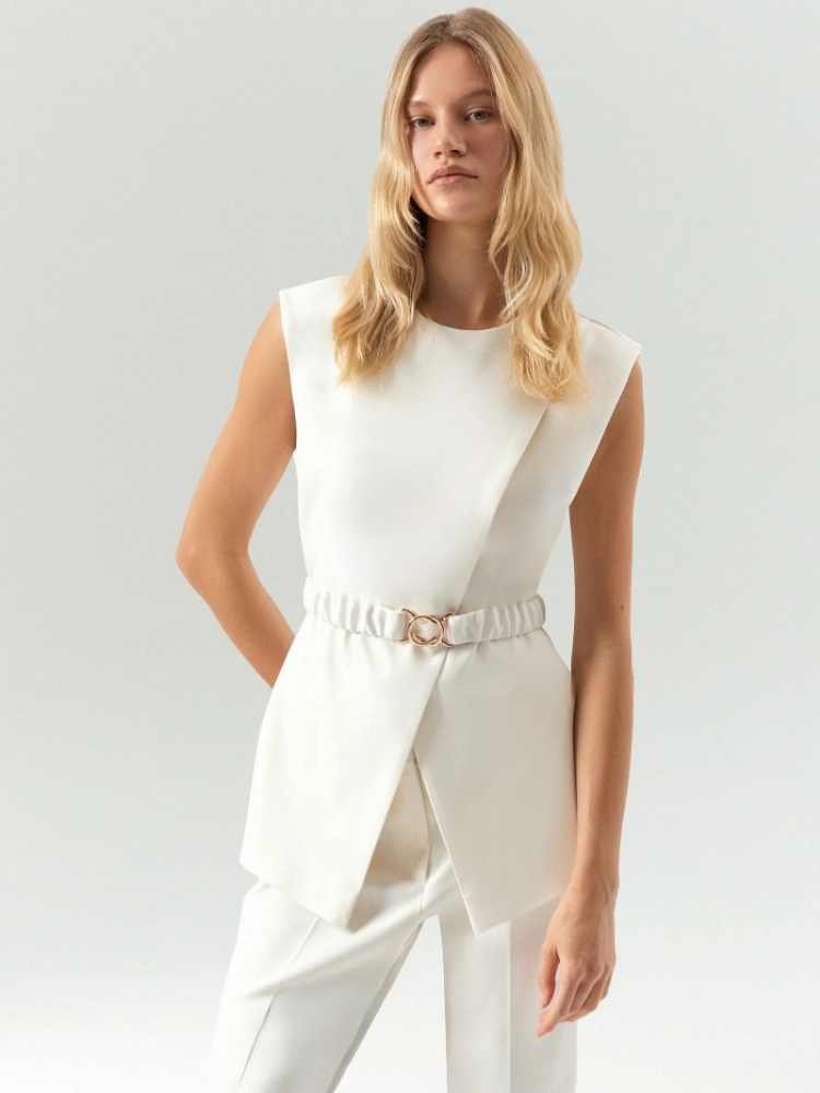 Топ из костюмной ткани с поясом ,
64% полиэстер, 31% вискоза, 5% эластан ,