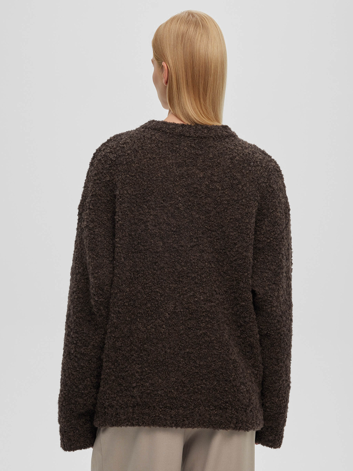 Джемпер букле из альпаки со спущенным плечом, коричневый