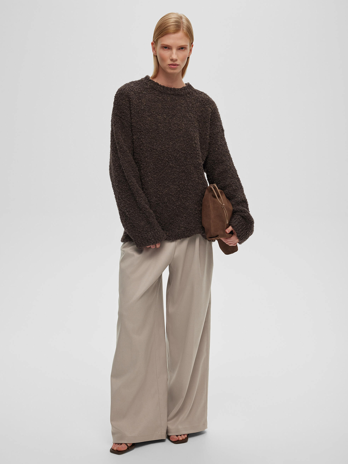 Джемпер букле из альпаки со спущенным плечом, коричневый