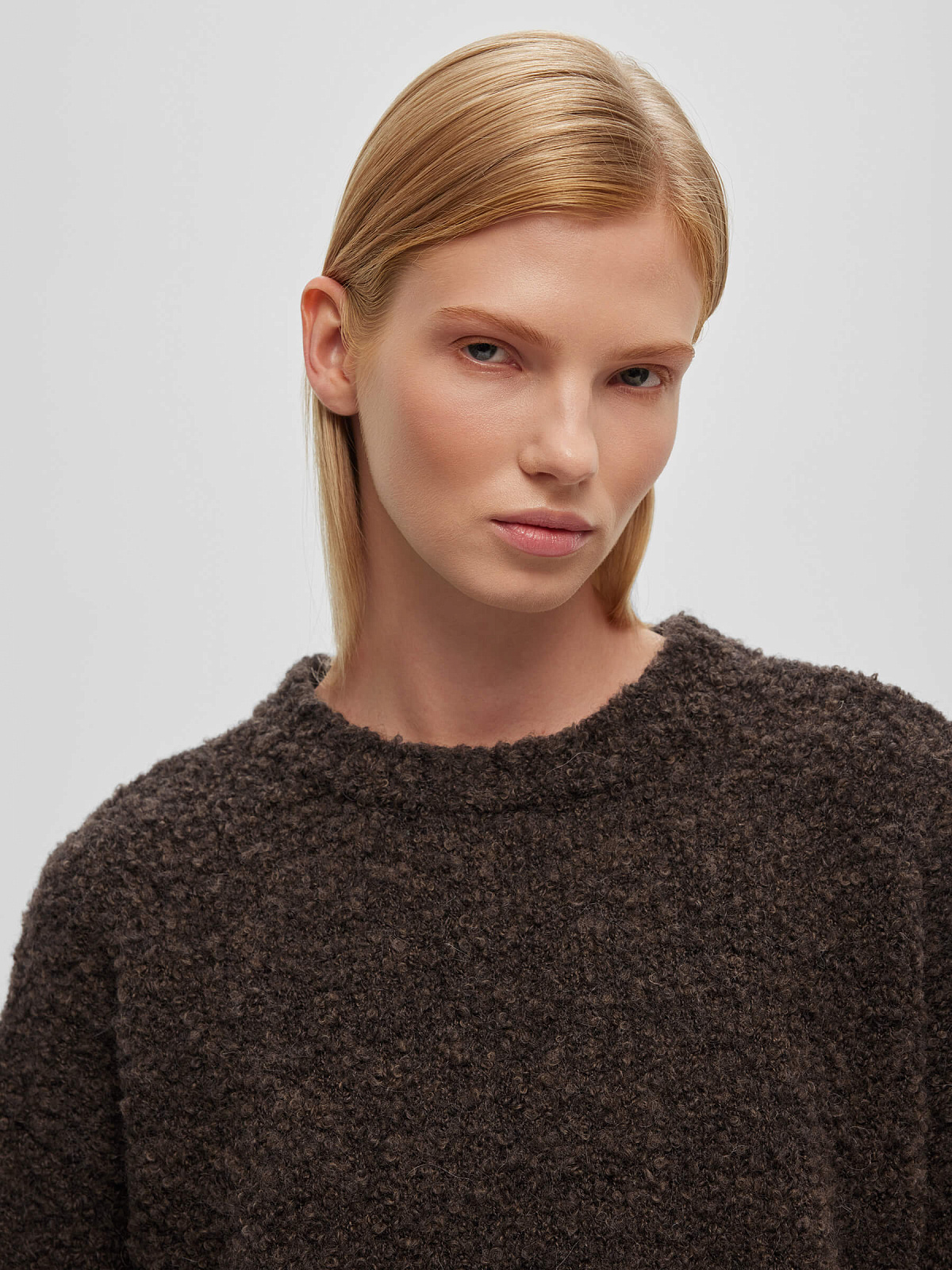 Джемпер букле из альпаки со спущенным плечом, коричневый