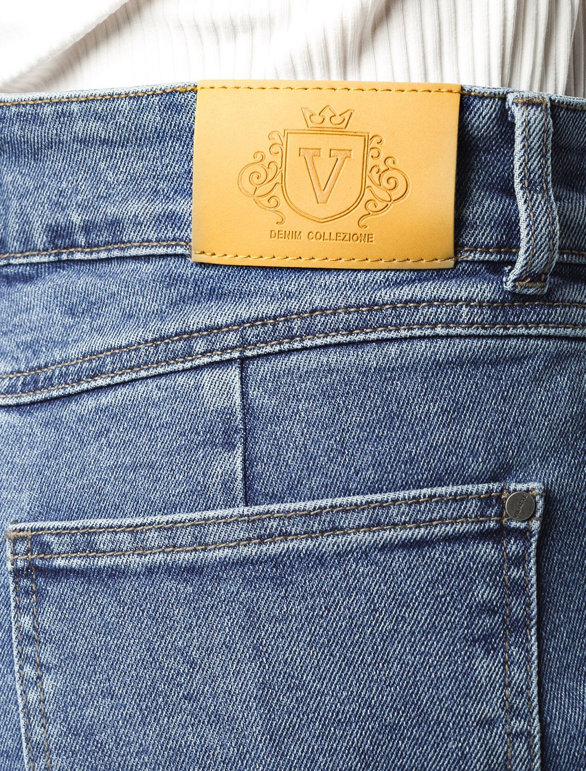 Укороченные джинсы из эластичного денима