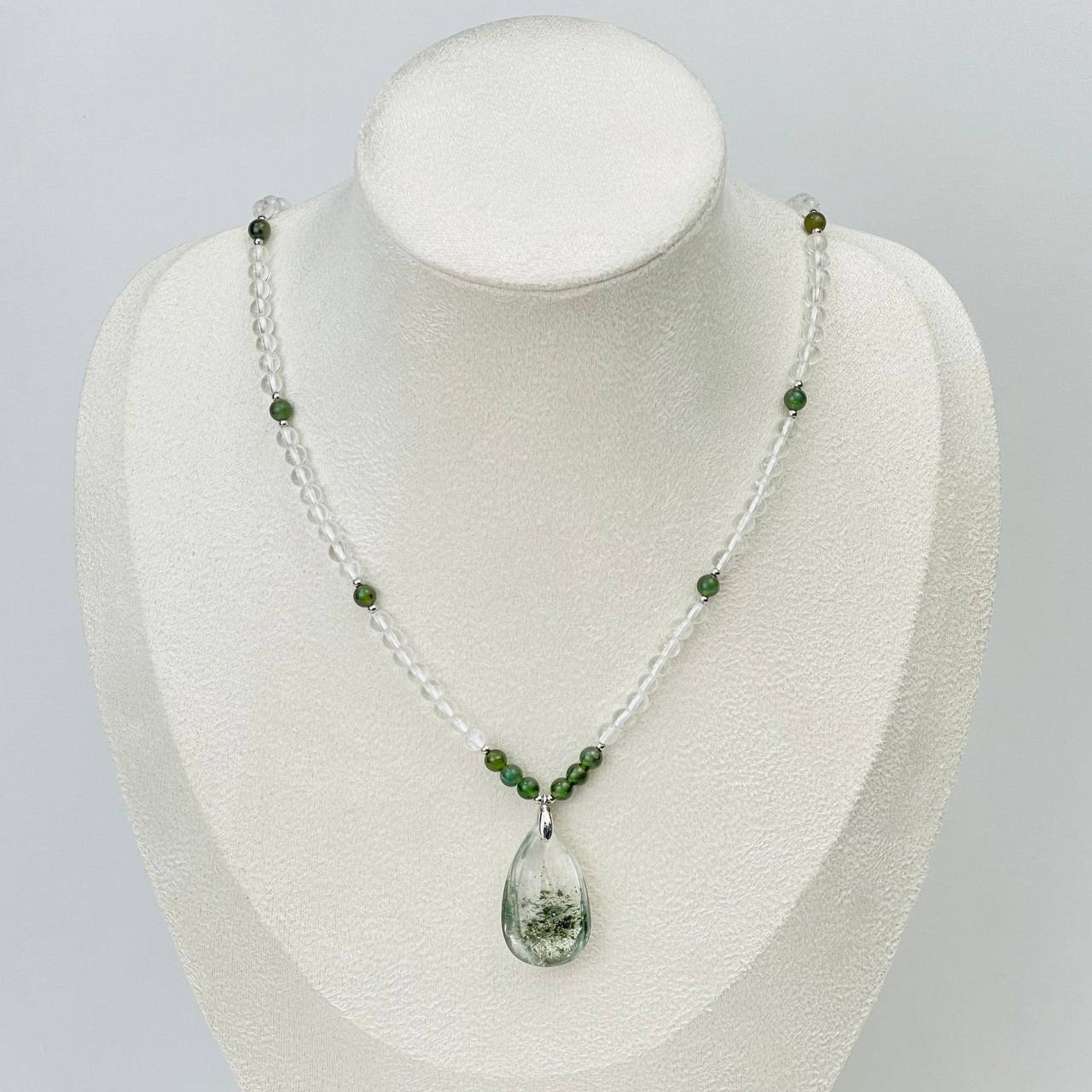 Радуга Самоцветов Колье из Горного Хрусталя и Апатита с кулоном из Лодолита