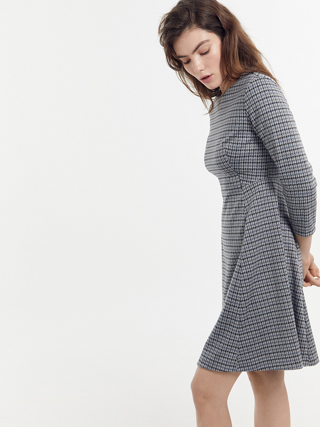 Платье женское серое мини с паттерном