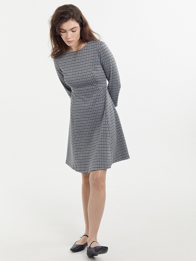 Платье женское серое мини с паттерном