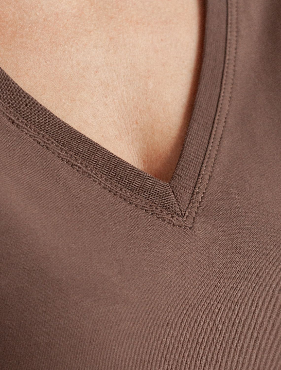 Ст.цена 1190р Футболка из премиального хлопка с V-образным вырезом D49.109 темный кофе