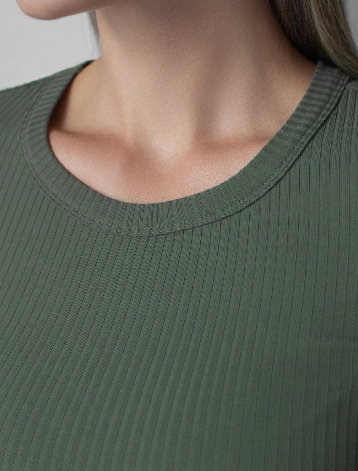 Ст.цена 1250р Футболка из трикотажа в широкий рубчик D49.064 т.оливковый