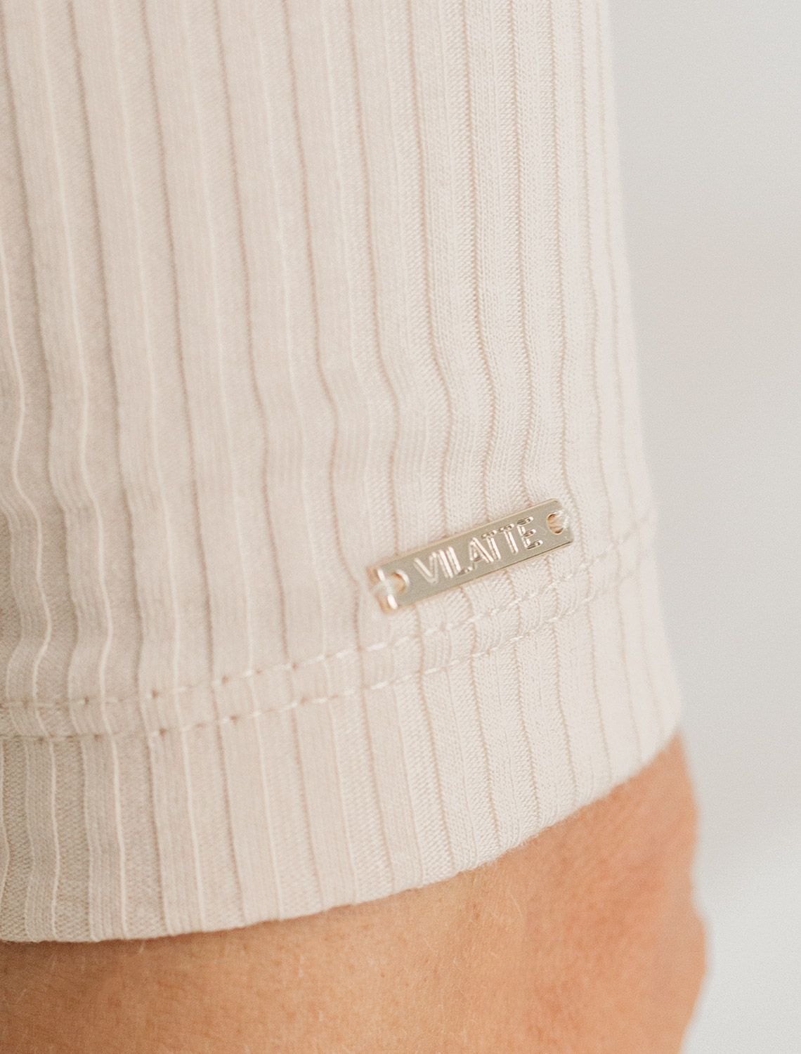 Ст.цена 1350р Джемпер из трикотажа в широкий рубчик D49.107 овсяный