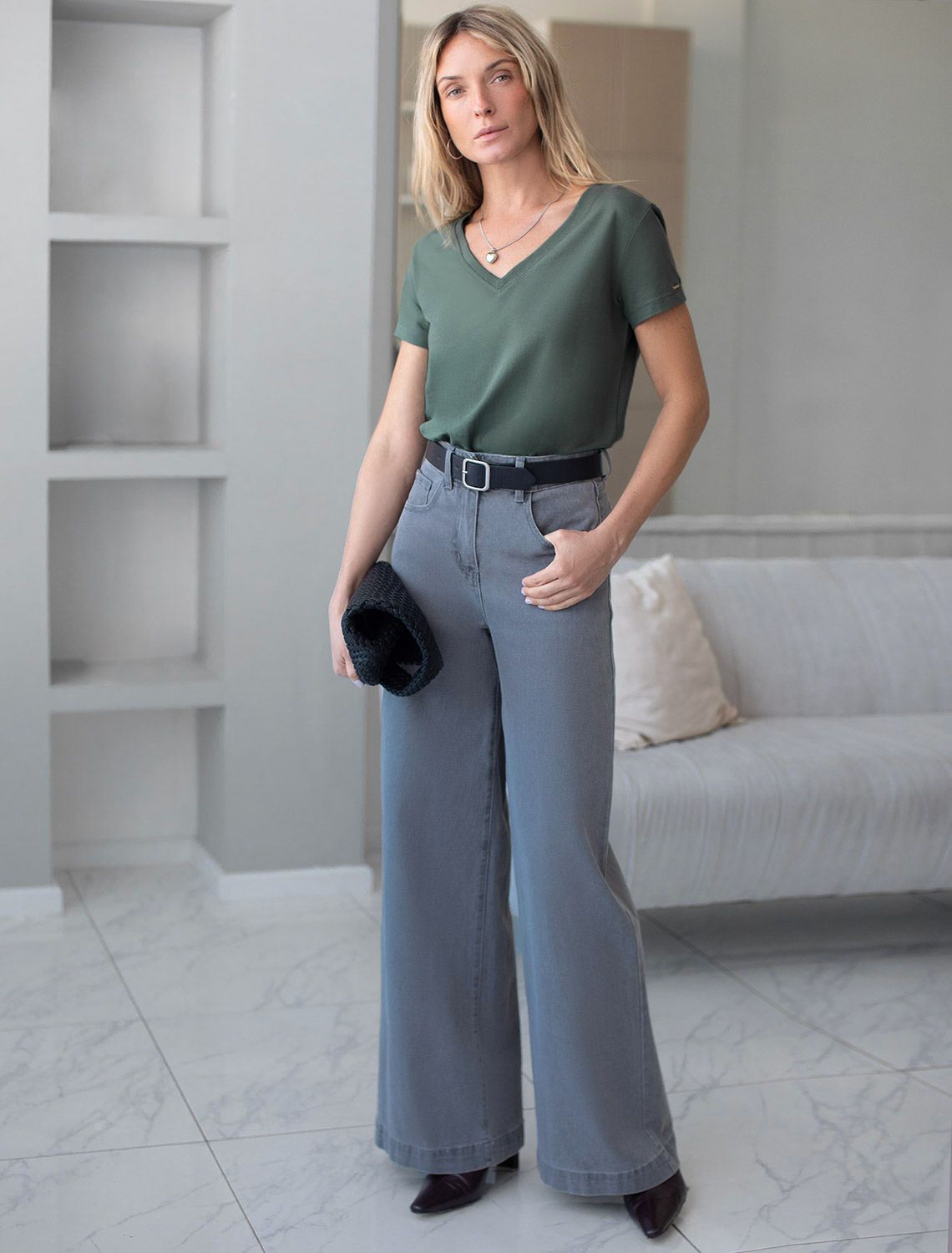 Ст.цена 1190р Футболка из премиального хлопка с V-образным вырезом D49.109 оливковый