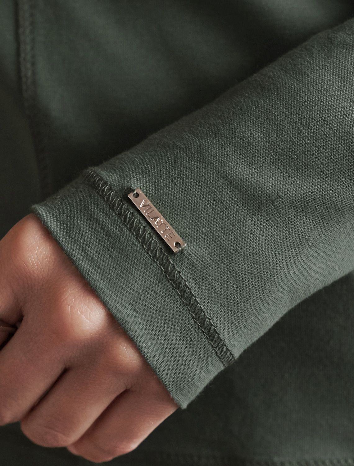 Ст.цена 1490р Лонгслив из премиального хлопка с эластаном D49.116 оливковый