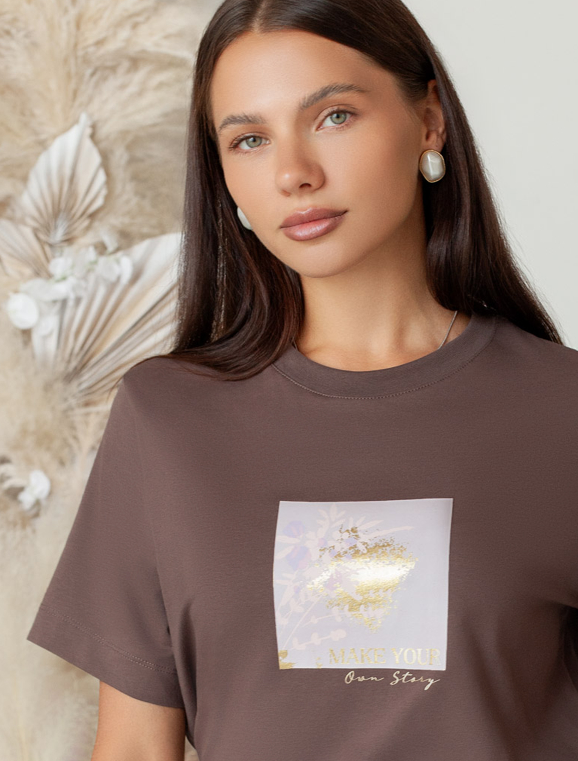 Ст.цена 1490р Футболка из премиального хлопка с авторским принтом D49.110 т. кофейный_own story