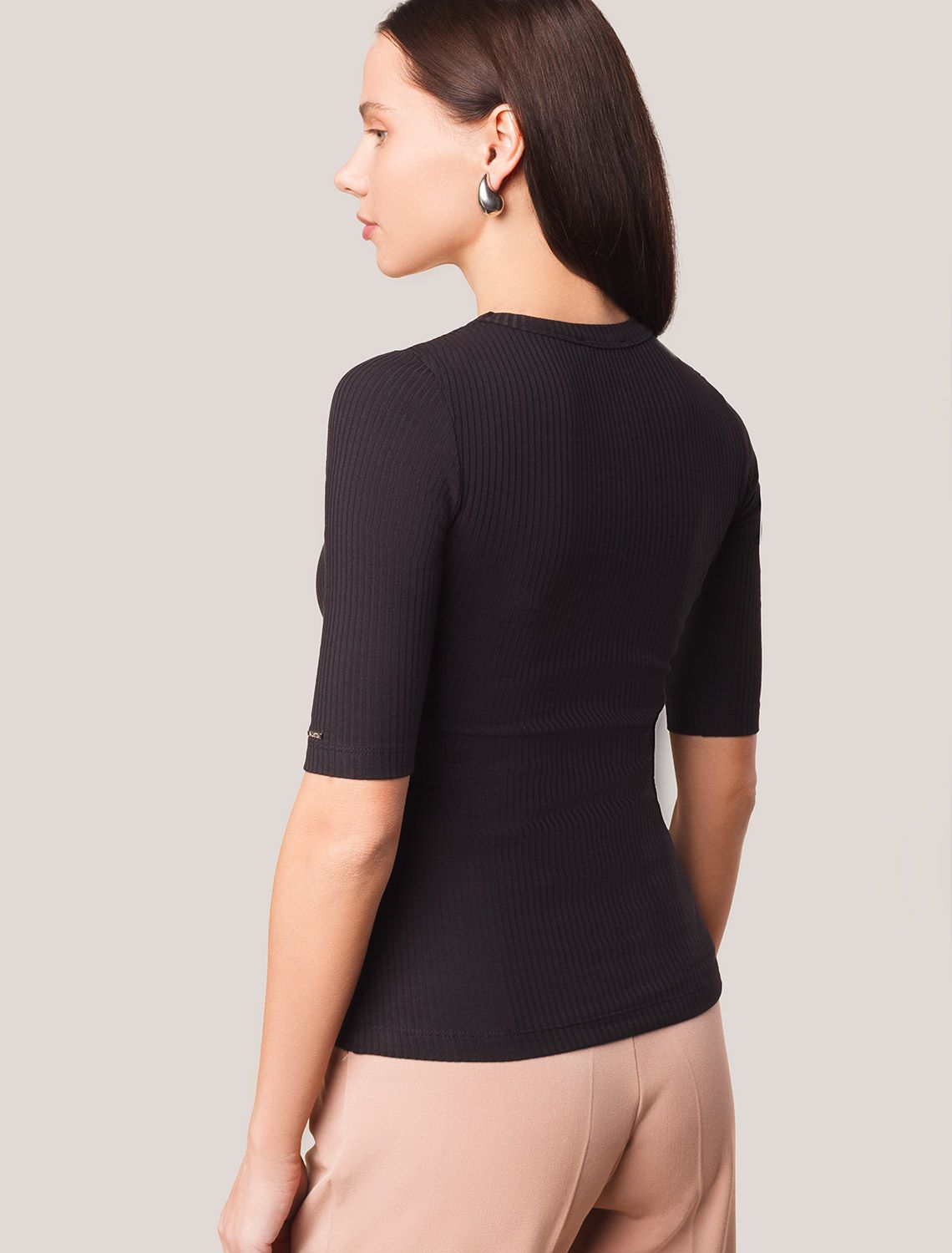 Ст.цена 1350р Джемпер из трикотажа в широкий рубчик D49.107 черный