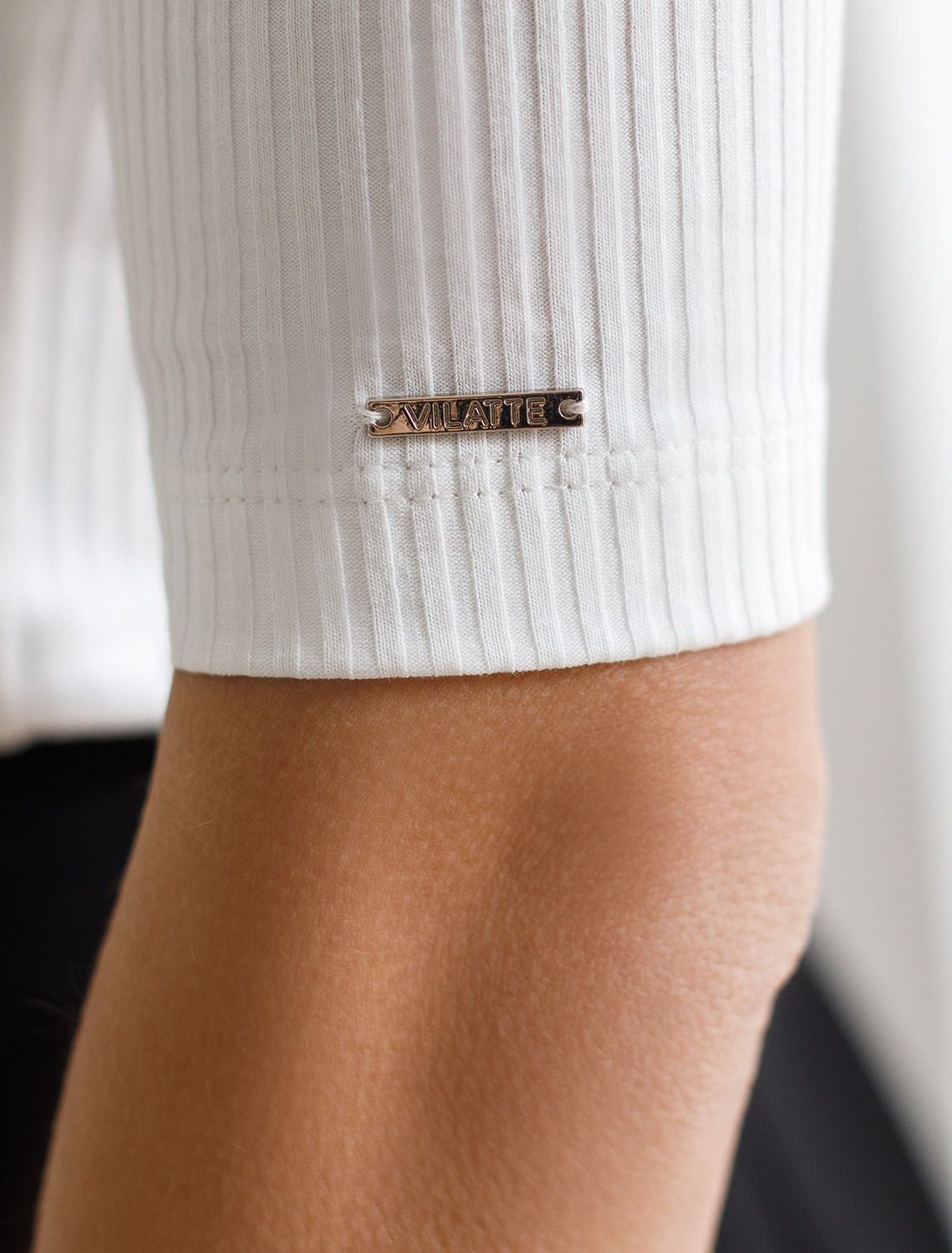 Ст.цена 1350р Джемпер из трикотажа в широкий рубчик D49.107 белый