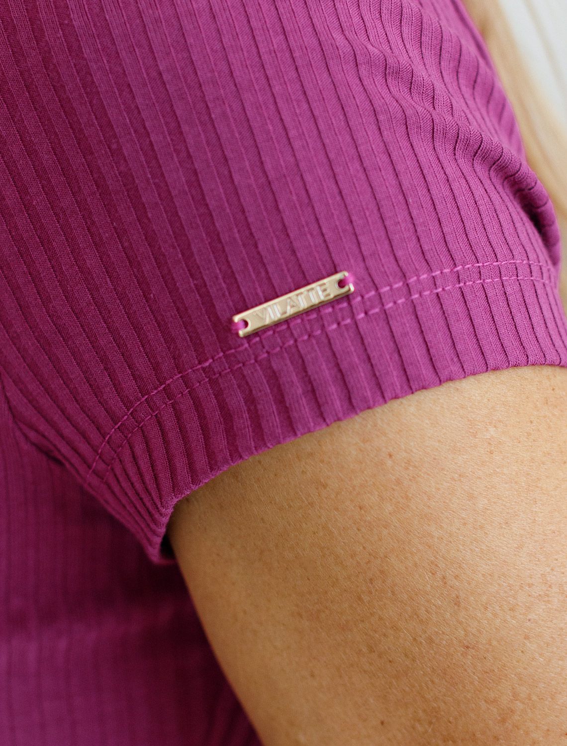 Ст.цена 1490р Футболка из фактурного трикотажа в рубчик D49.104 пурпурный