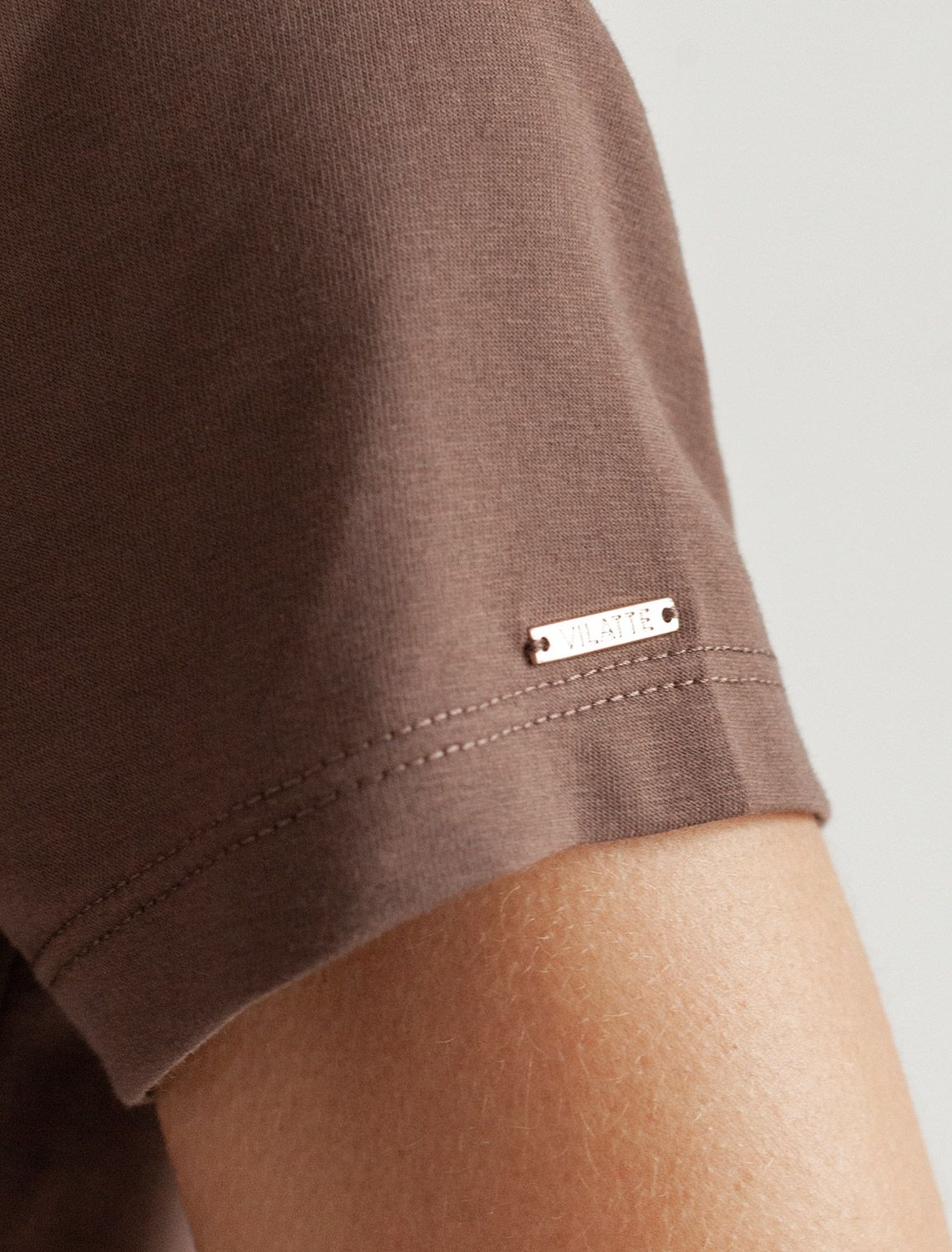 Ст.цена 1190р Футболка из премиального хлопка с V-образным вырезом D49.109 темный кофе