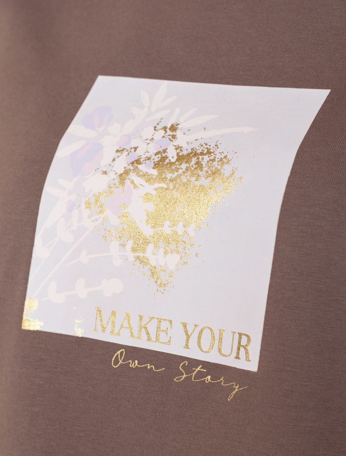 Ст.цена 1490р Футболка из премиального хлопка с авторским принтом D49.110 т. кофейный_own story