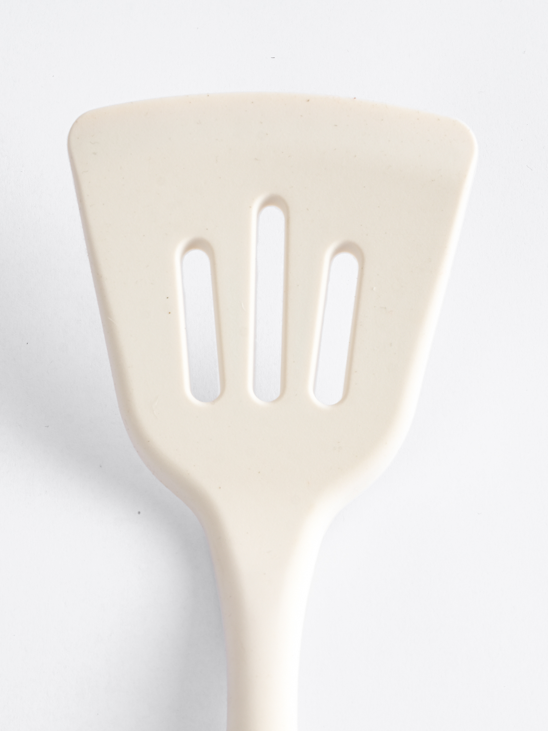 Лопатка с прорезями, 32 см, силикон/дерево, молочный, Wenge