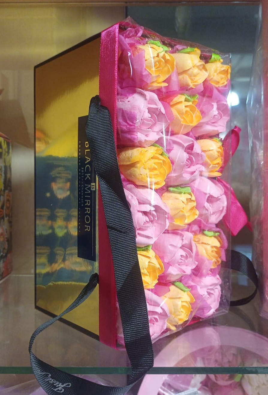 Зефирный букет в золотой коробочке с ручками