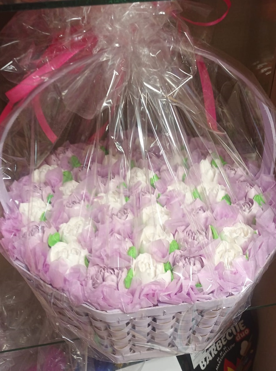 Зефирный букет в корзине сирень