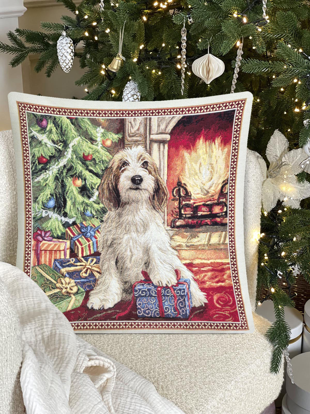 Бассет Гриффон у елки Наволочка 45х45 см золото 2413718 New