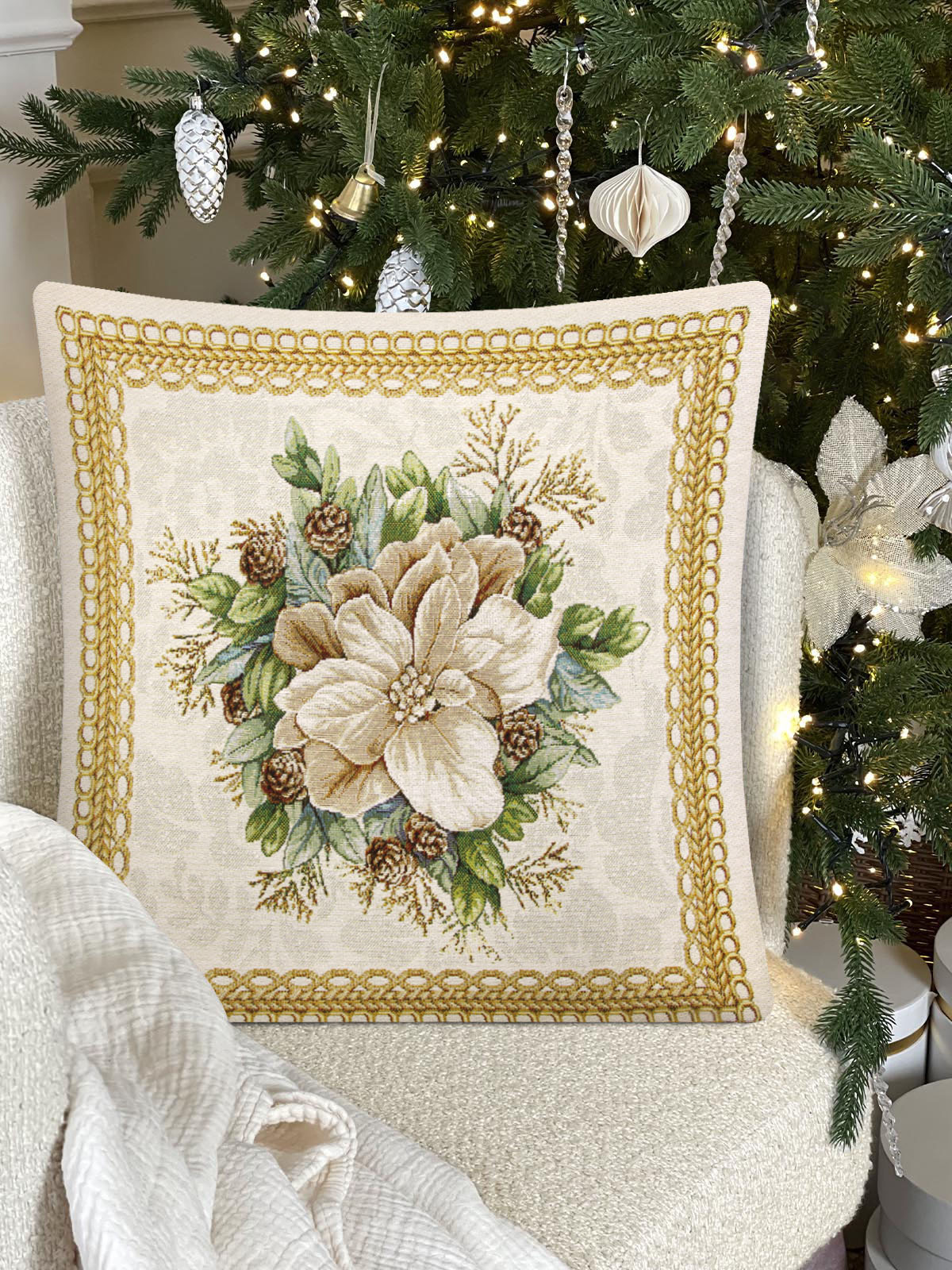 Золотые шары и свеча Наволочка 45х45 см Цветок 2104573