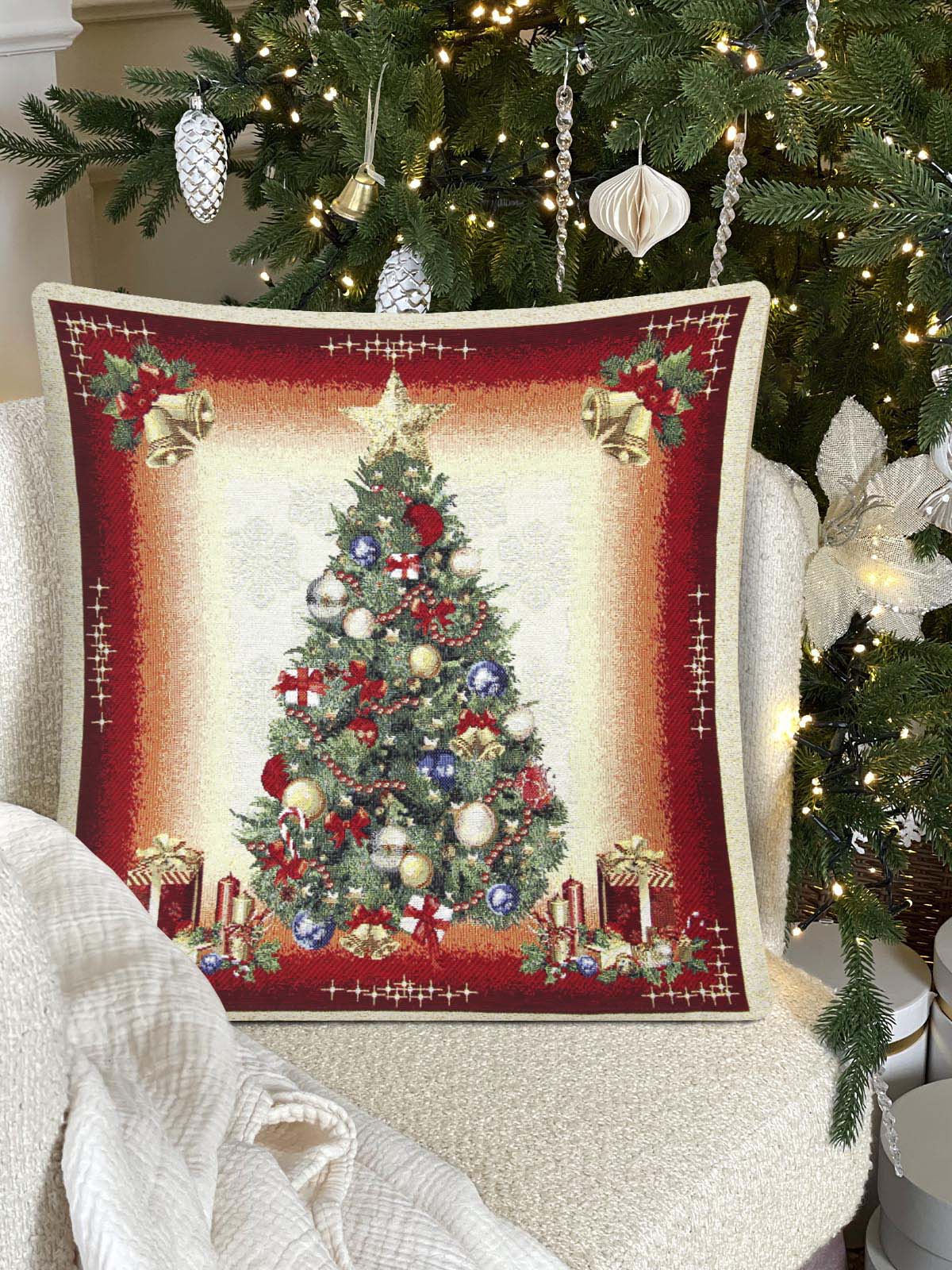 Новогодняя красавица красный фон Наволочка 45х45 см 2103869