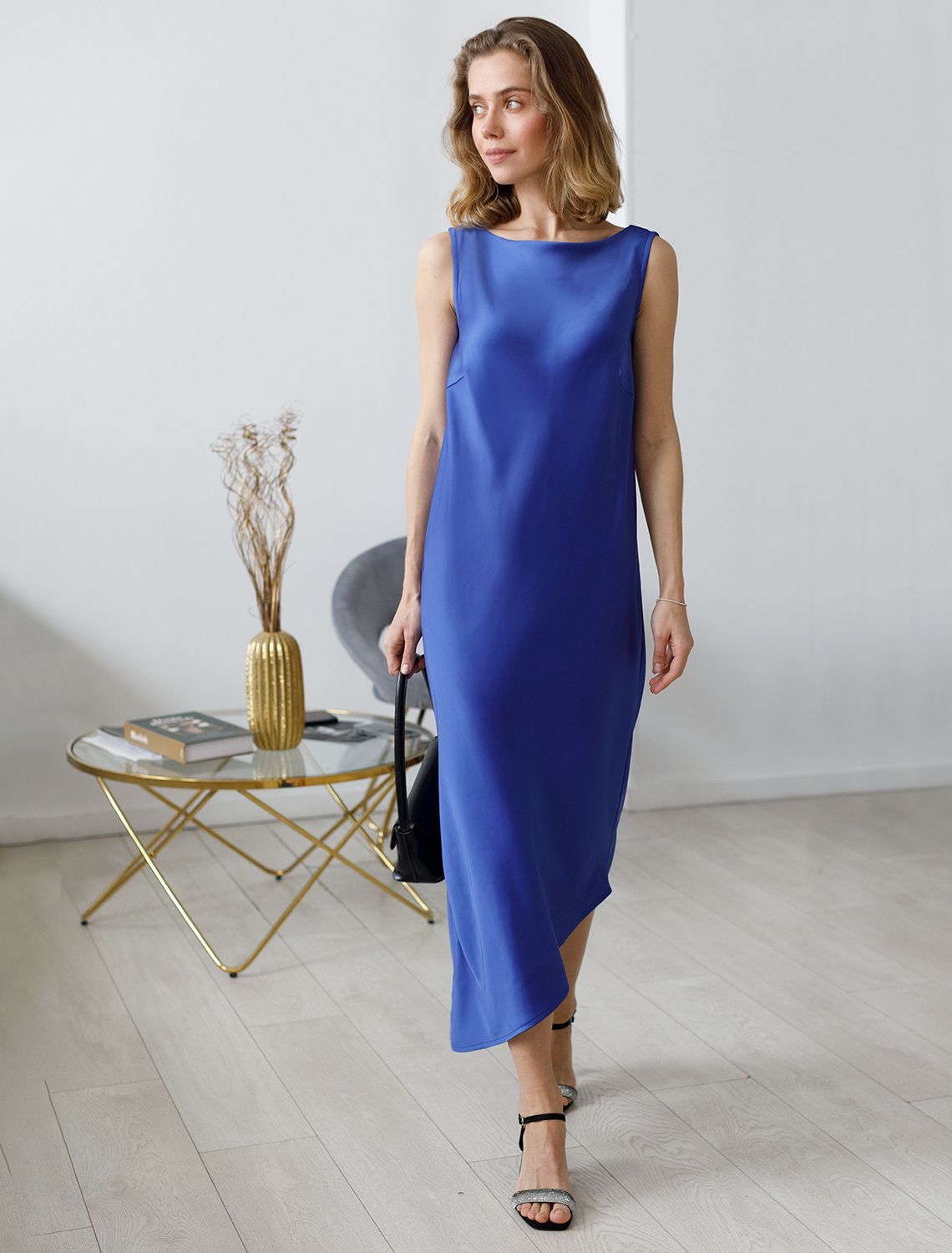 Платье из плотного полуматового сатина, скроенное по косой