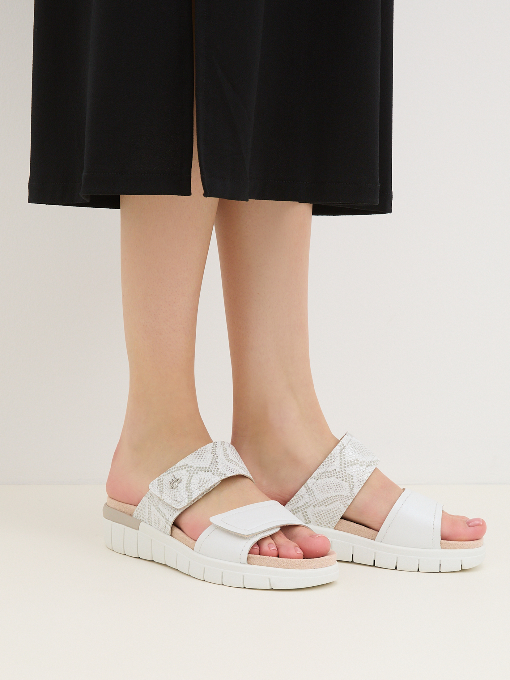 3705 р. 6500 р. Женские шлепанцы CAPRICE BABETTE