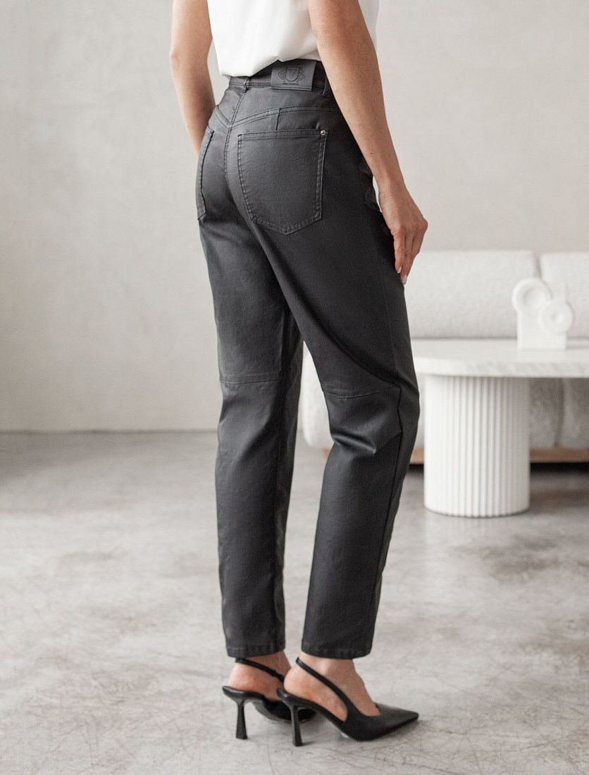Брюки mom fit из эластичного хлопка с покрытием под кожу