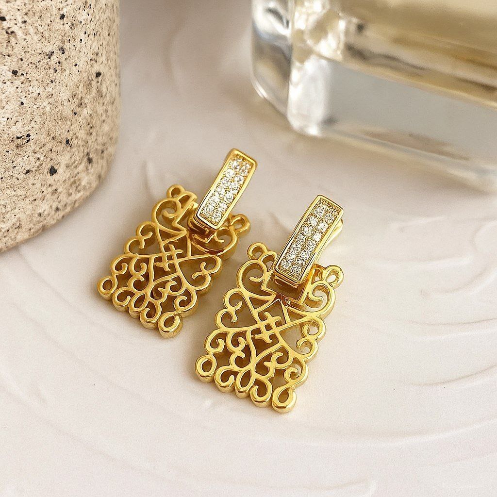 Серьги ажурные со стразами, висячие, цвет покрытия лимонная позолота, арт.313.225