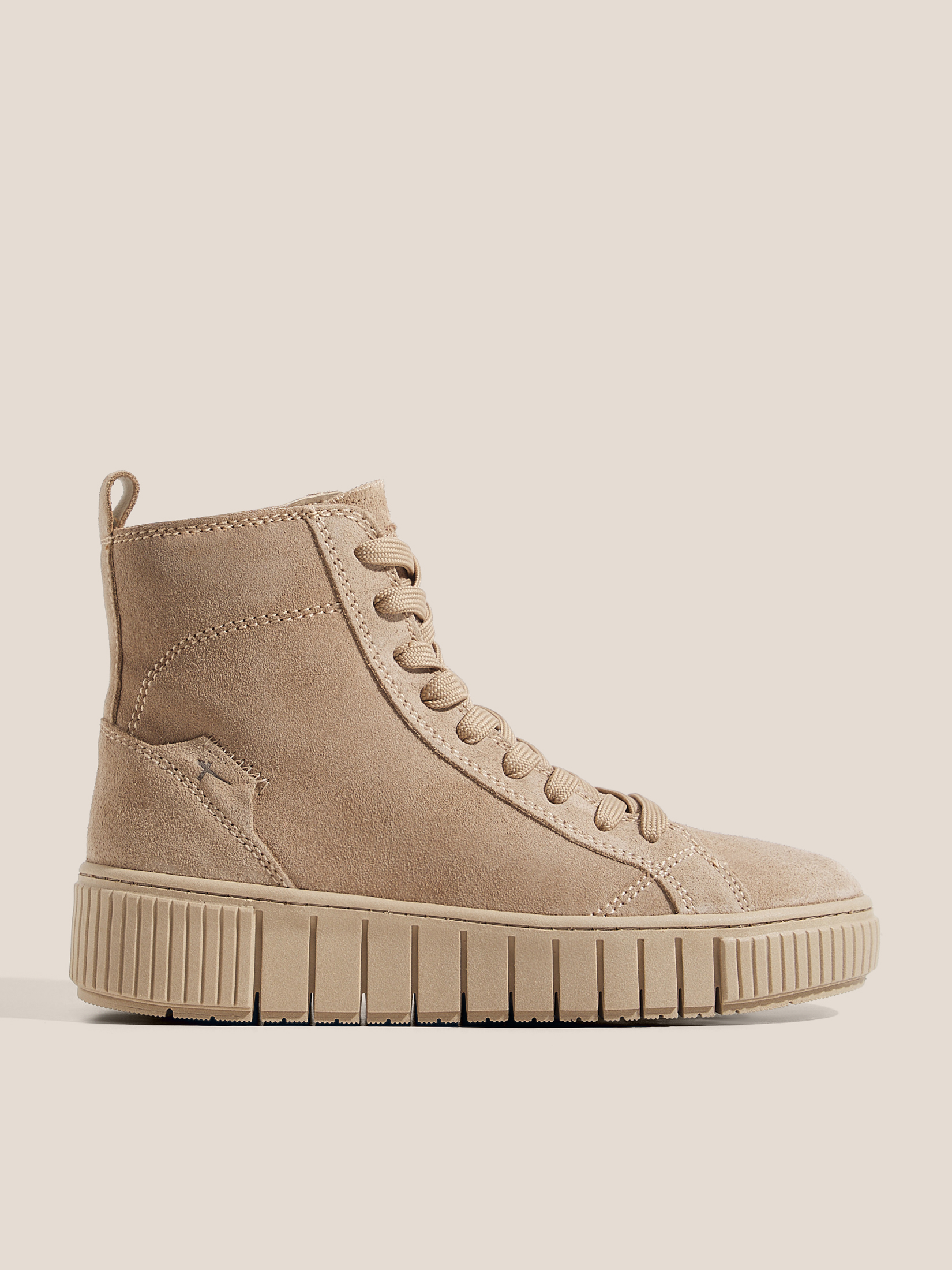 9120 р. 16000 р. Женские высокие кеды TAMARIS