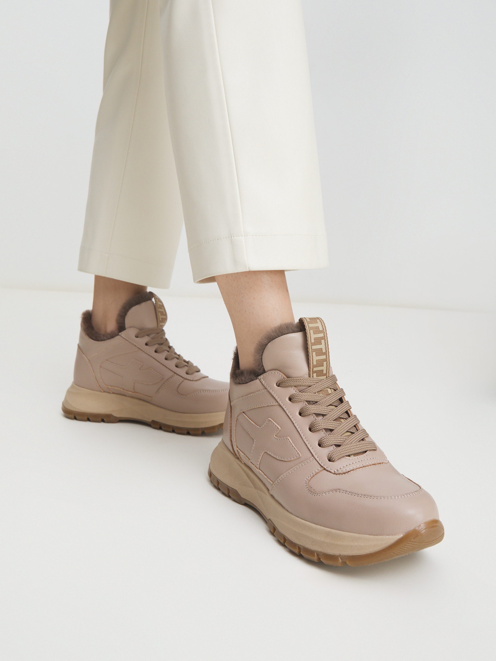 9400 р. 16490 р. Женские высокие кроссовки TAMARIS