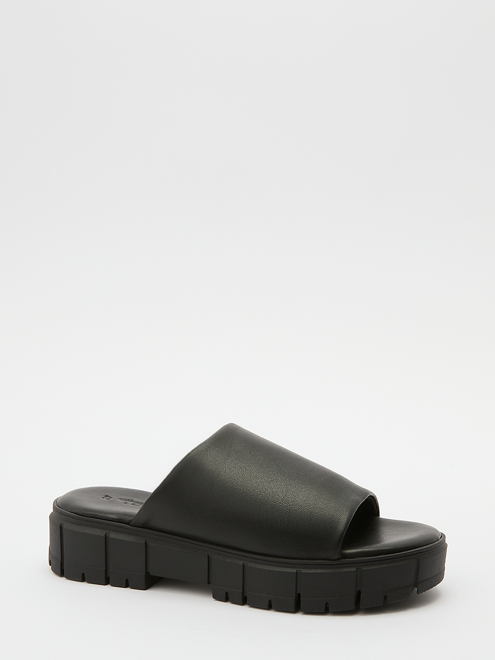 5203 р. 9290 р. Женские шлепанцы TAMARIS NELL