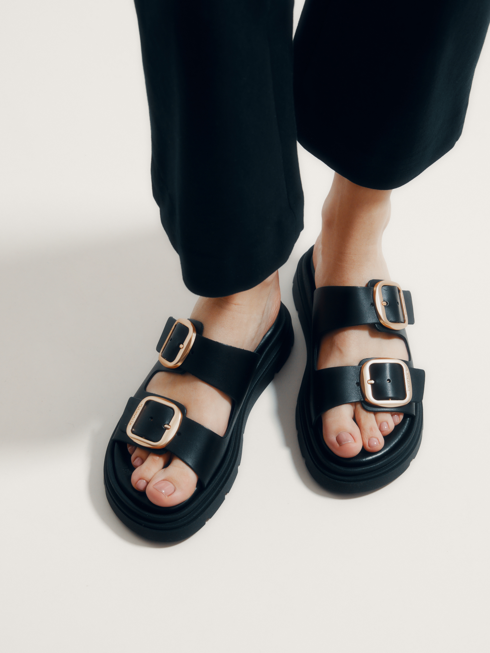 6720 р. 12000 р. Женские шлепанцы TAMARIS JADIMA