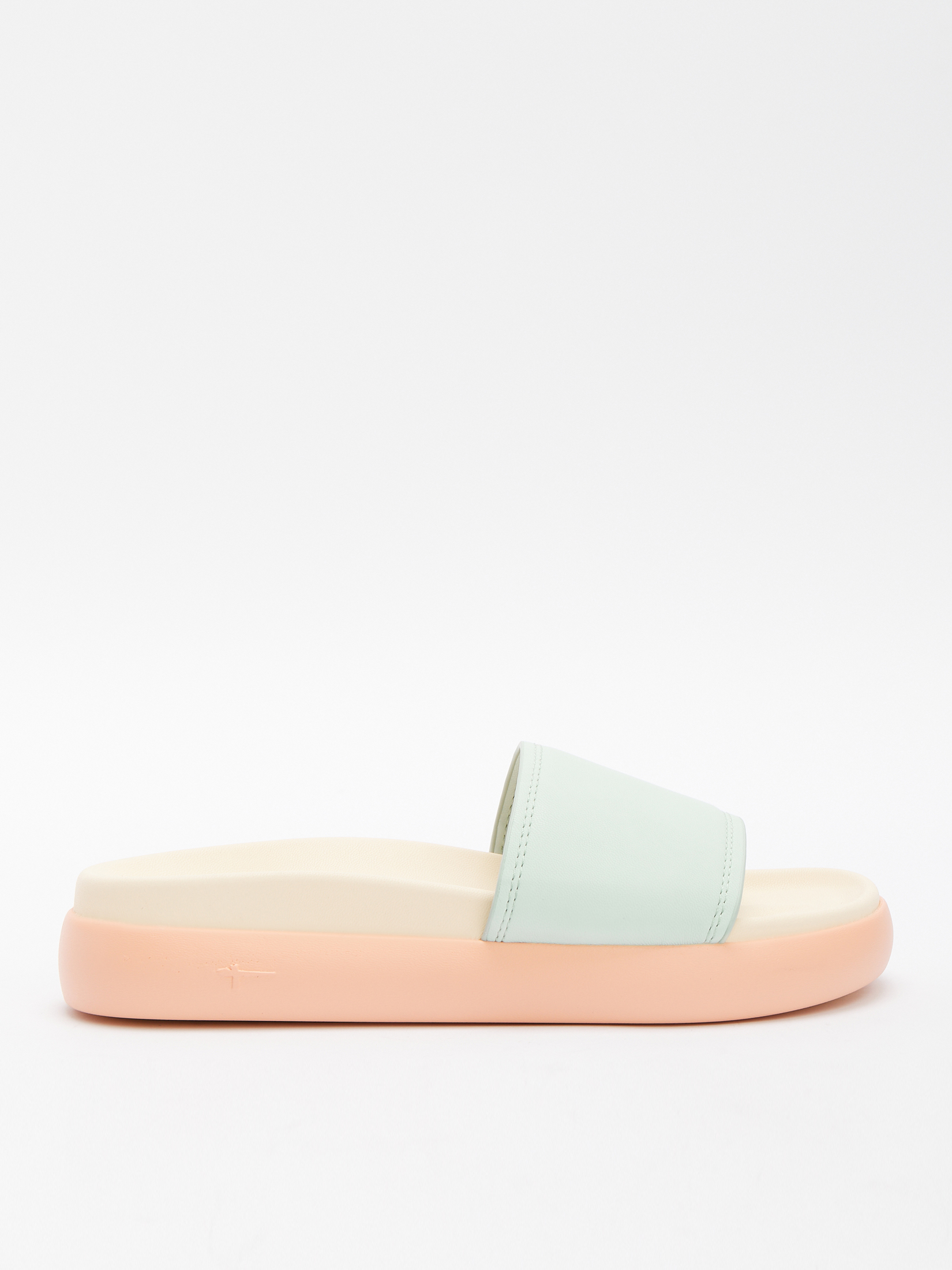 4200 р. 7500 р. Женские сланцы TAMARIS AMALIA