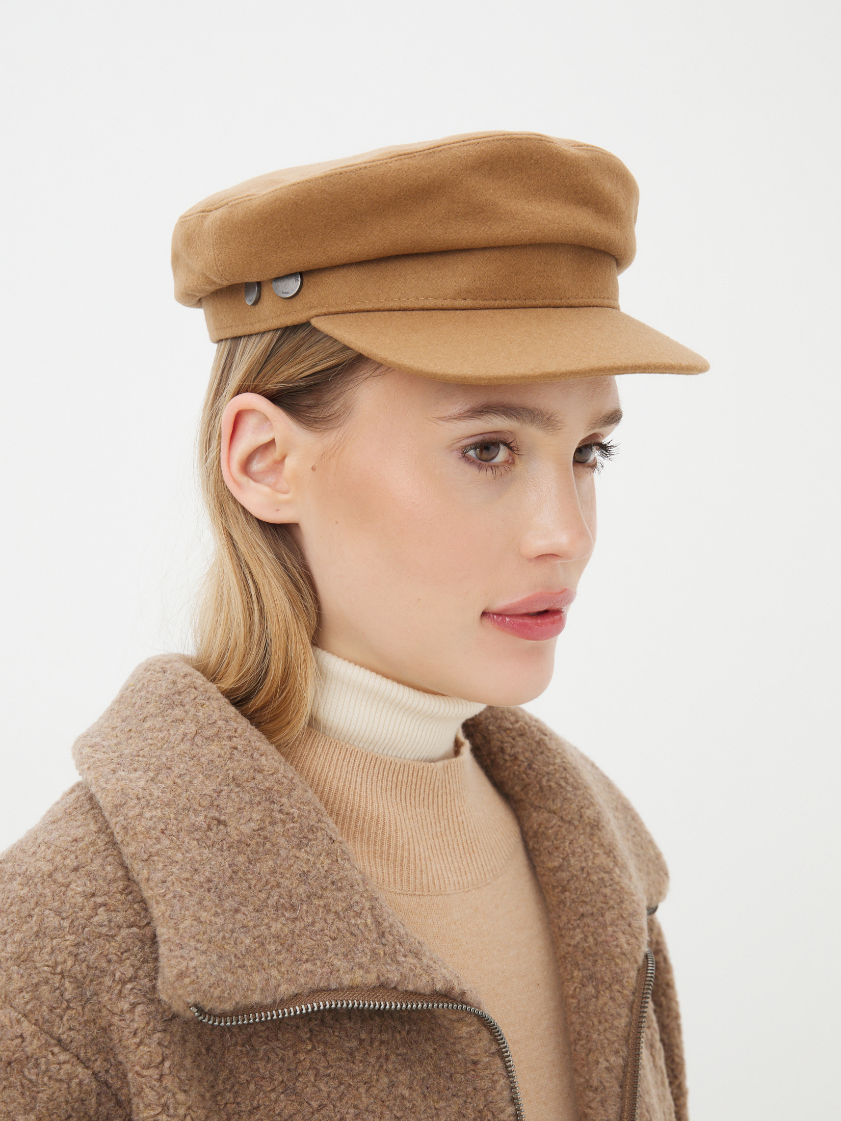 1324 р. 3310 р. Женская кепка MAISON DAVID